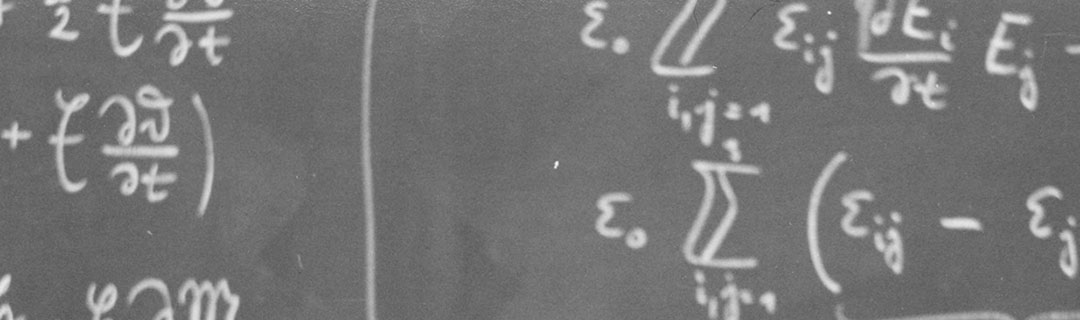 Formeln auf der Kreidetafel einer Physikvorlesung