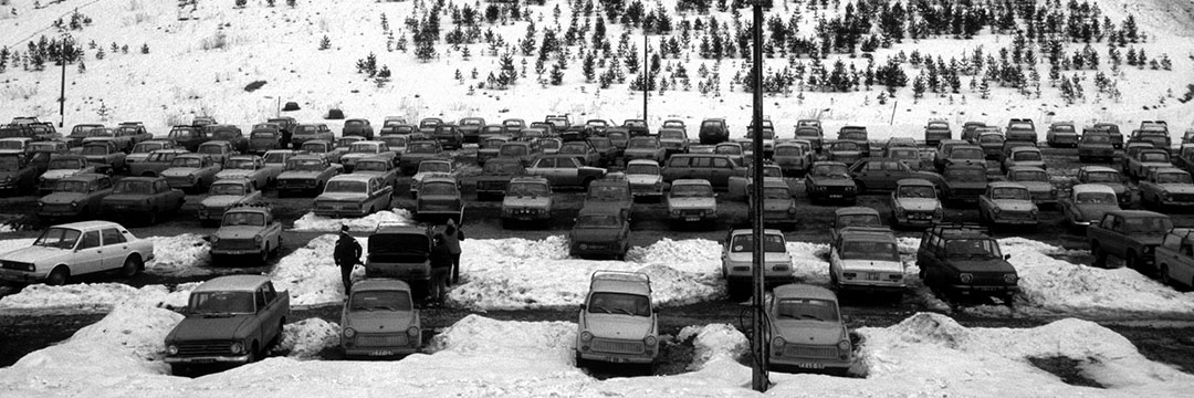 Parkplatz mit Trabis und Ladas.