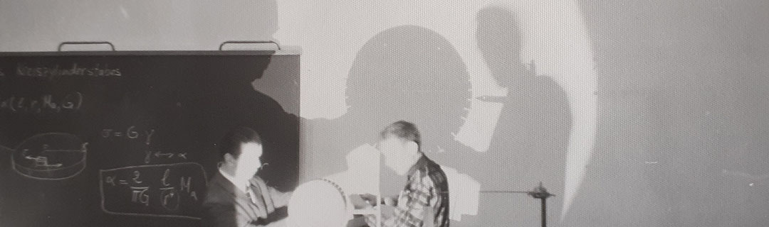 Physikalische Vorführung im Hörsal mit Wandprojektion, um 1970