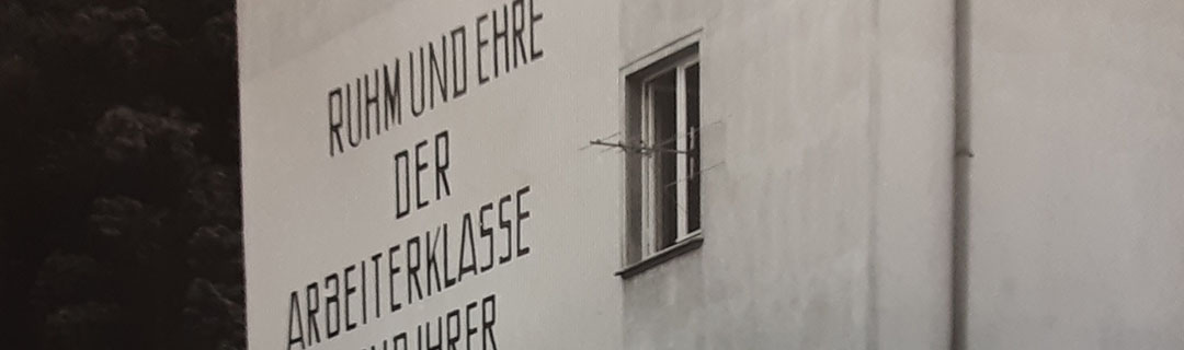 Aufschrift „Ruhm und Ehre“ der Arbeiterklasse auf einer Hausfassade