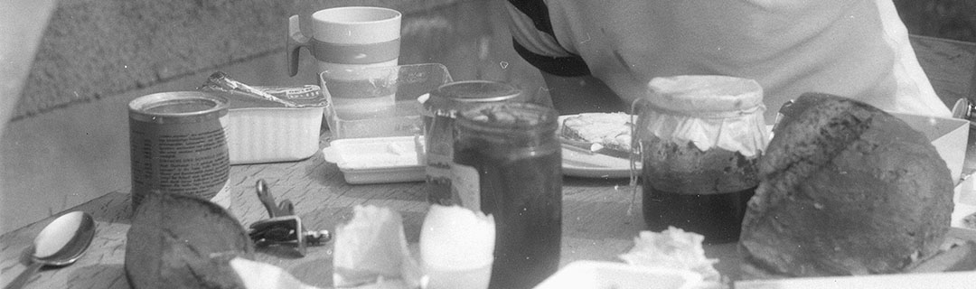Gedeckter Tisch in der Studentenbaracke mit Brot, Aufstrich, Eiern und Butter