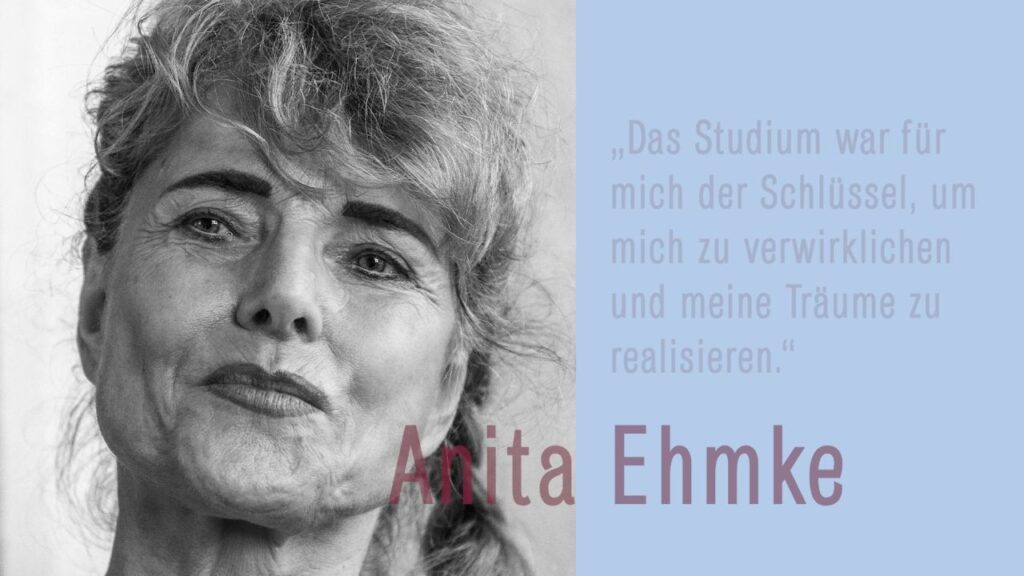 Schwarzweiß-Porträtfoto von Anita Ehmke, geb. 1949 in Potsdam. Setzte ihre Physik- und Lehrkompetenz von der Friedrich-Schiller-Universität Jena und der Akademie der Wissenschaften auf dem Potsdamer Telegrafenberg in Bildung und Arbeitsvermittlung ein und machte MINT für Jugendliche praktisch nutzbar – auch nach 1989. Aus dem Buch „Aufgebrochen. Spur des Ostens: Deutsche Porträts mit Wirkung.“ Bild + Text © Roland Hensel.