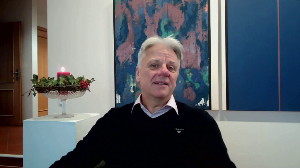 Dr. Markus Döbele vor einem blauen Triptychon