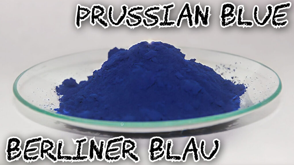 Berliner-Blau-Pulver auf einer Uhrglasschale