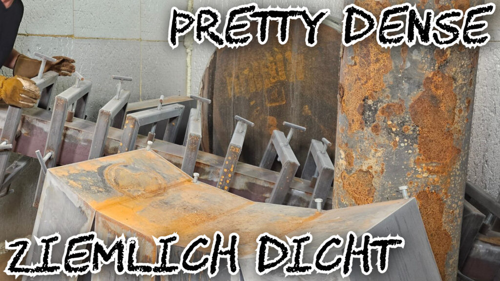 Clemens Hutter zieht Stahlrohlinge aus seiner Kühlkammer. Foto von Christine Weirauch.